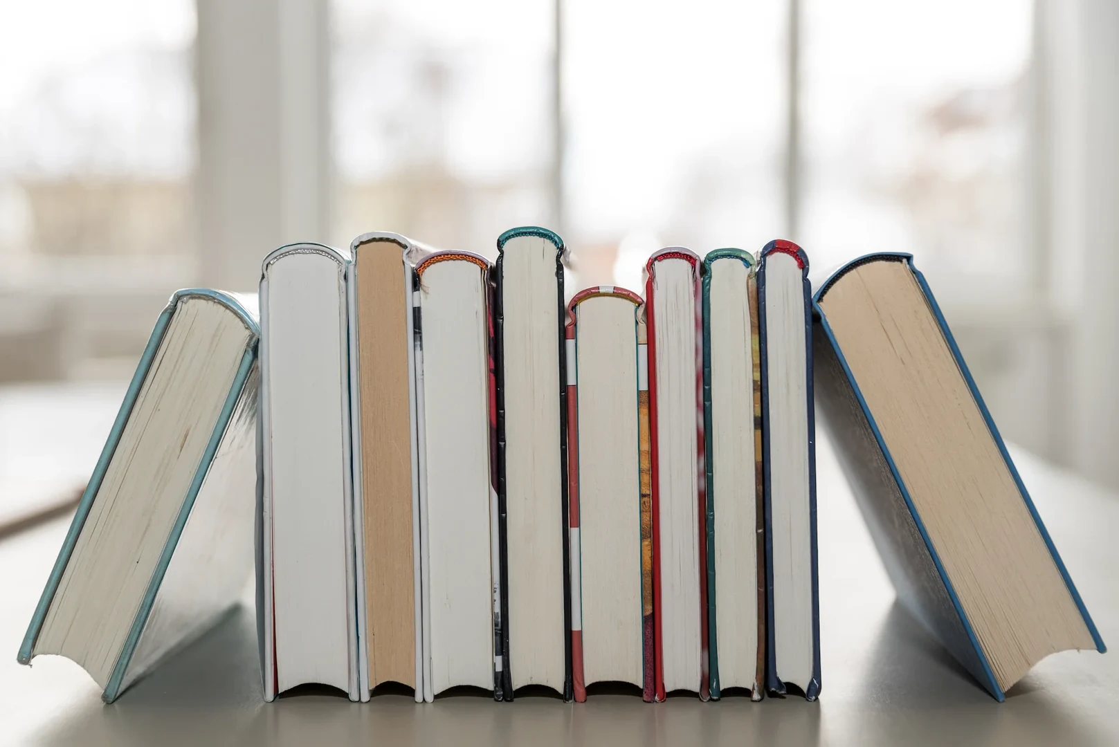 Eine Wissenschaftlerin und ein Wissenschaftler arbeiten hinter einer Glasfassade und mischen Chemikalien mit Großgeräten.