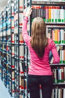 Frau in Bibliothek.jpg
