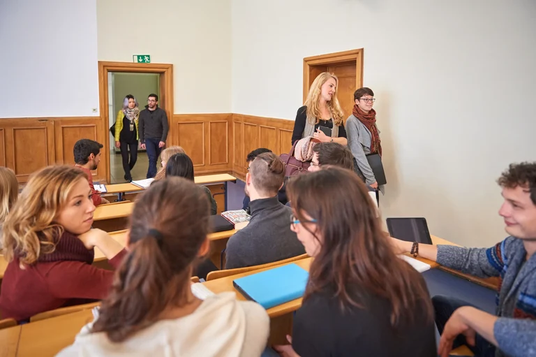 Studierende im Hörsaal 2.jpg