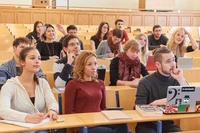 Studierende im Hörsaal.jpg