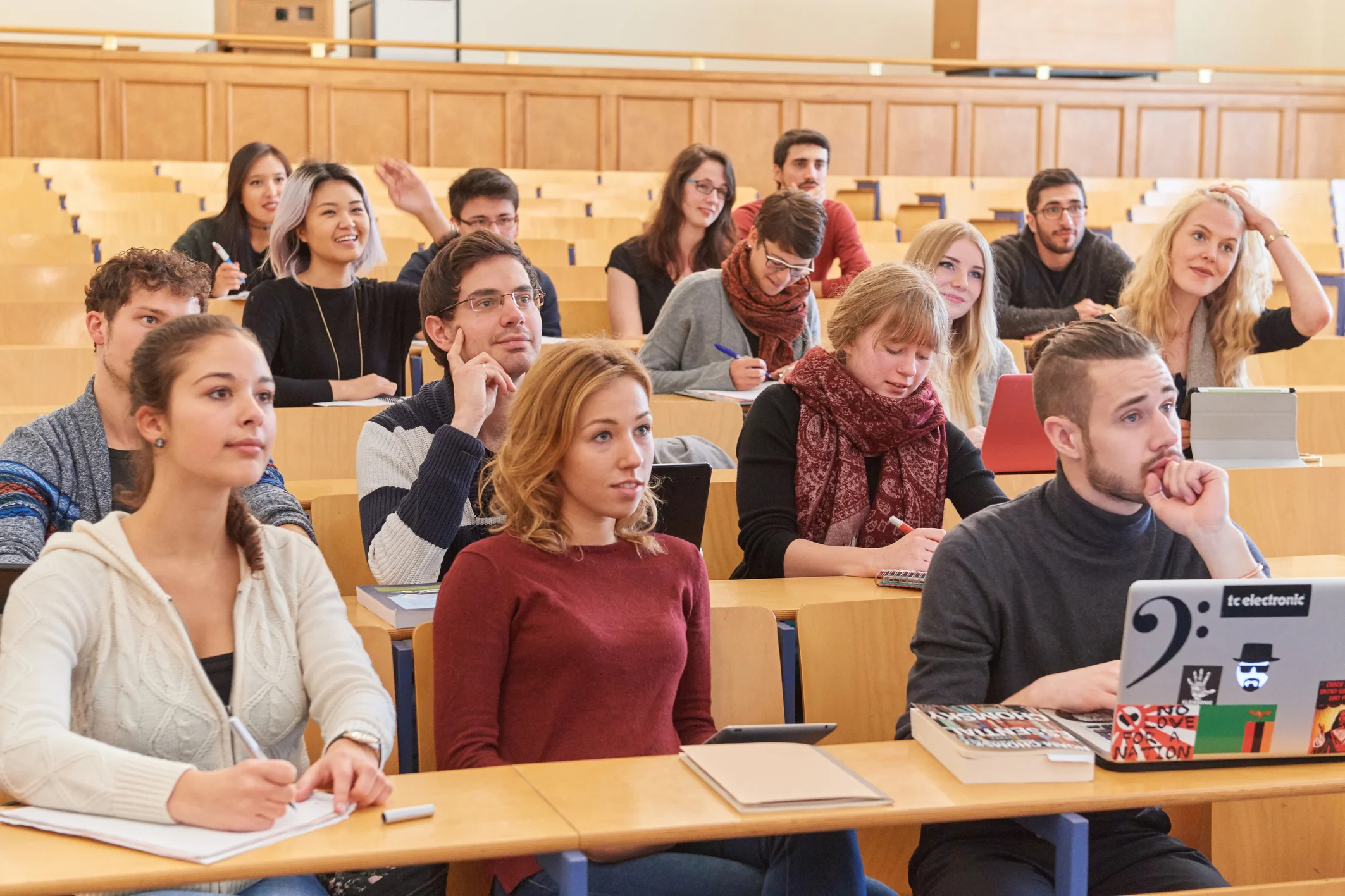 Studierende im Hörsaal.jpg