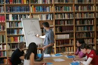 Studierende in Bibliothek