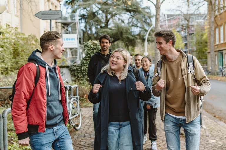 Gruppe Studierender draussen.jpg