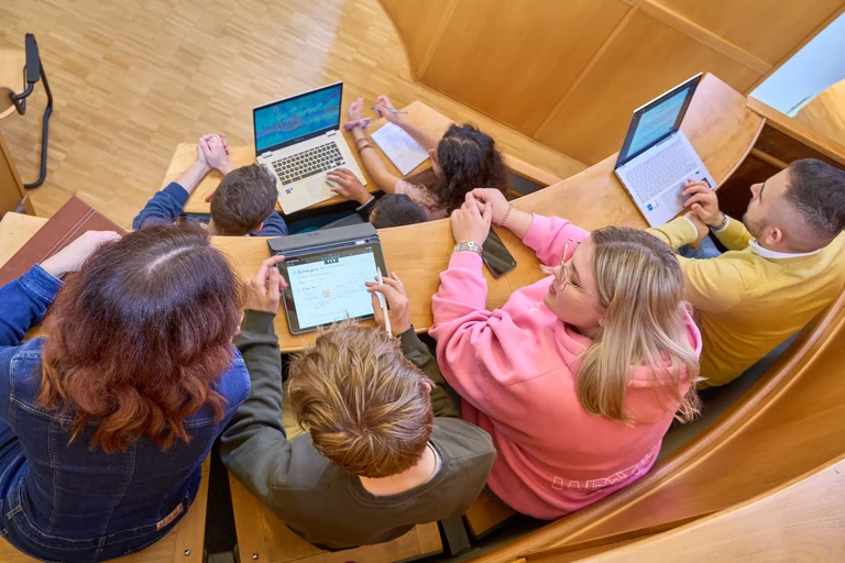 Studierende im Hoersaal von oben.jpg