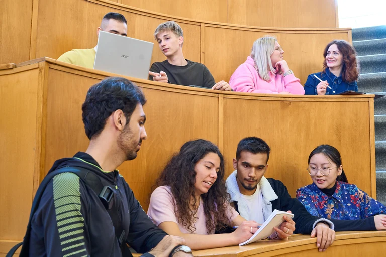 Studierende im Hörsaal rund.jpg