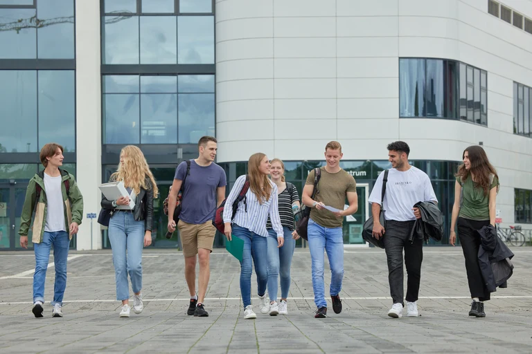 Studierende laufen vor Gebaeude.jpg
