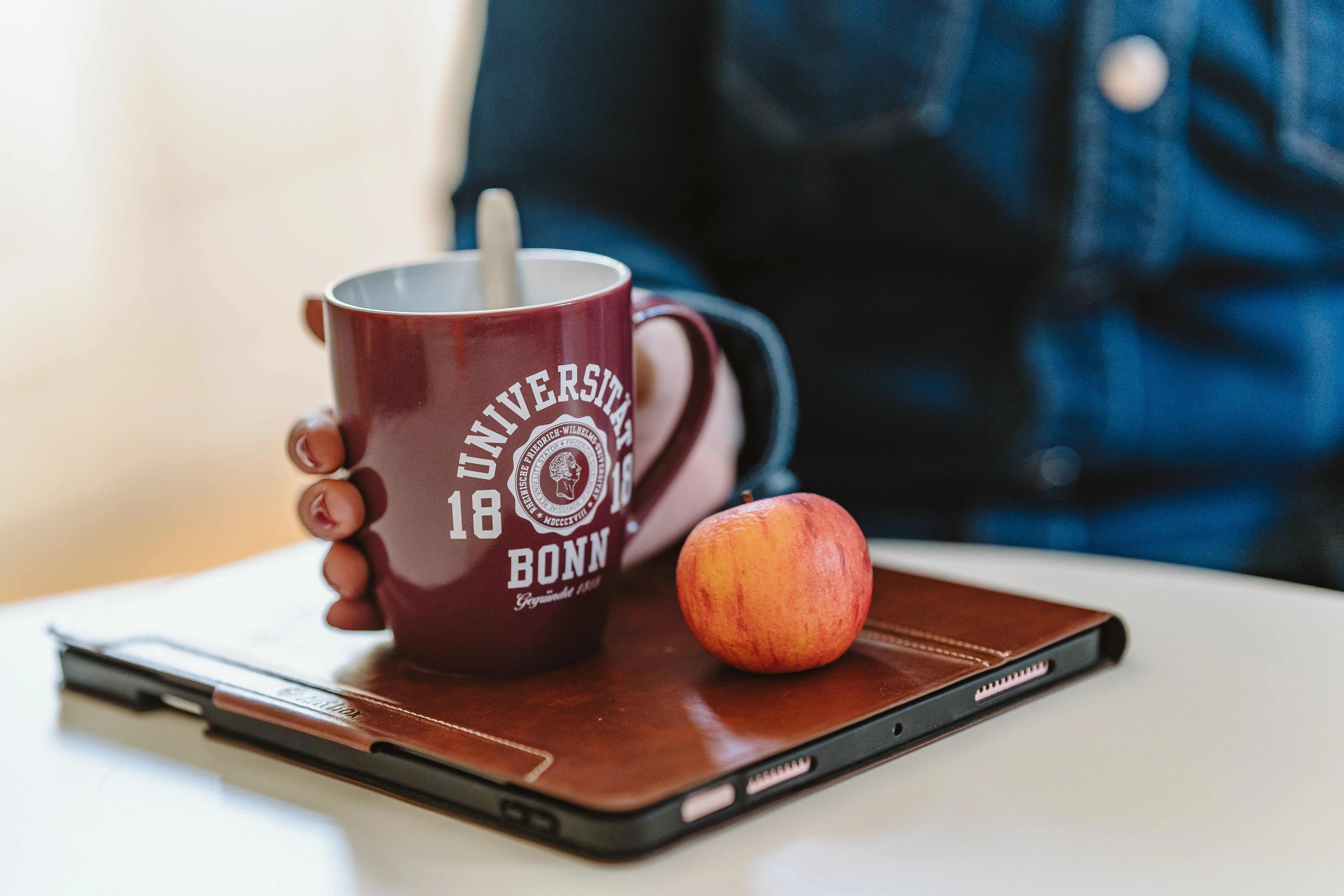 Uni Tasse Apfel und Laptop.jpg