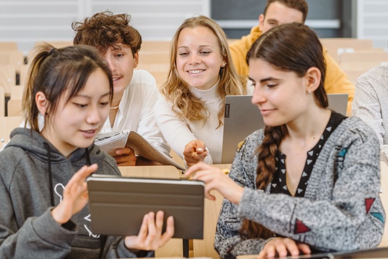 Studierende mit Tablets im Seminarraum.jpg Studierende mit Tablets im Seminarraum.jpg