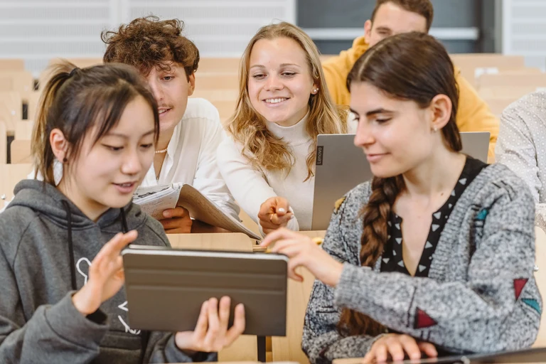 Studierende mit Tablets im Seminarraum.jpg